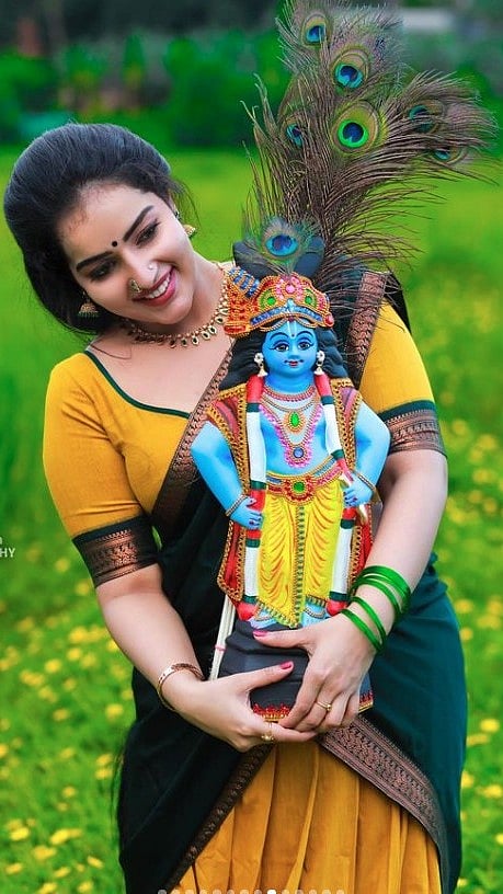 കൃഷ്ണന് പിറന്നാള്‍ ആശംസകള്‍;മഞ്ഞയും പച്ചയും ദാവണിയില്‍ അതിസുന്ദരിയായി മാളവിക